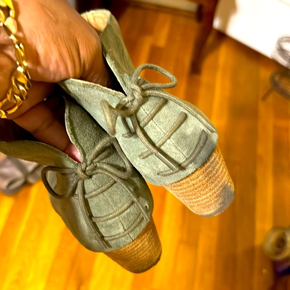 Very cute very comfortable greenish booties - Picture 1 of 4
